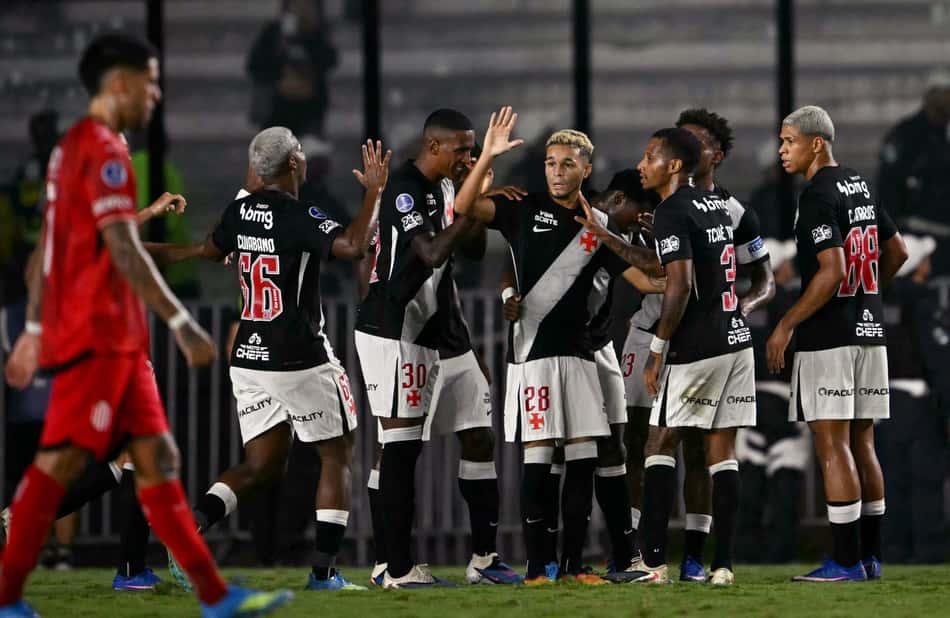 Elenco do Vasco comemorando o gol que abriu o placar contra o Barracas