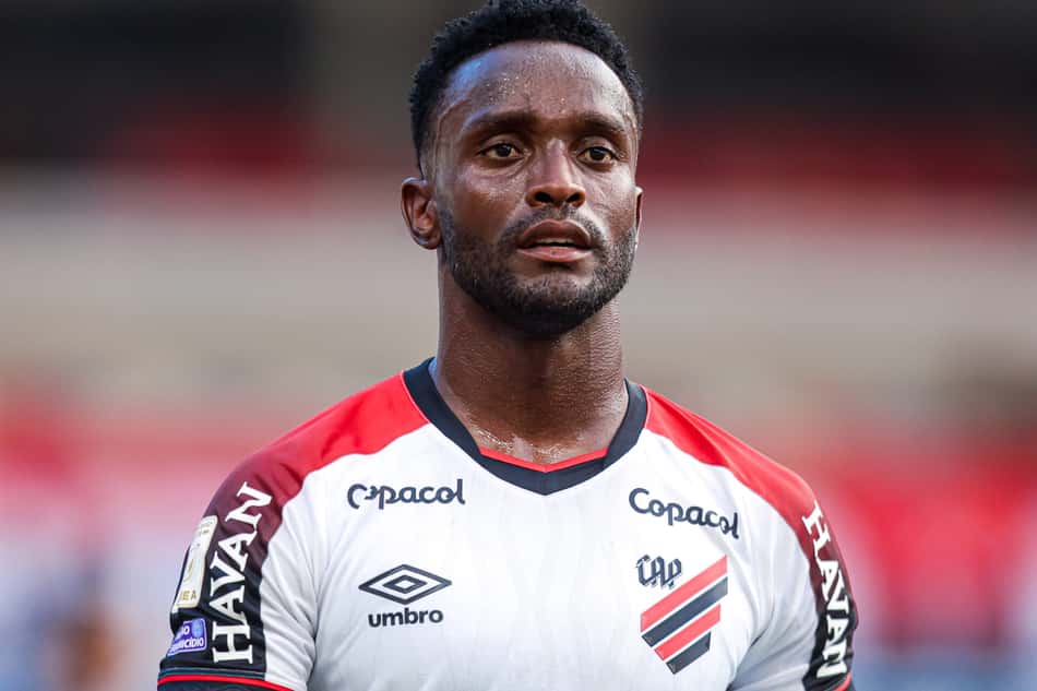 Kevin Viveros, jogador do Athletico-PR, durante partida contra o Remo, no Mangueirão, pelo Brasileirão (Foto: Fernando Torres/Folhapress)