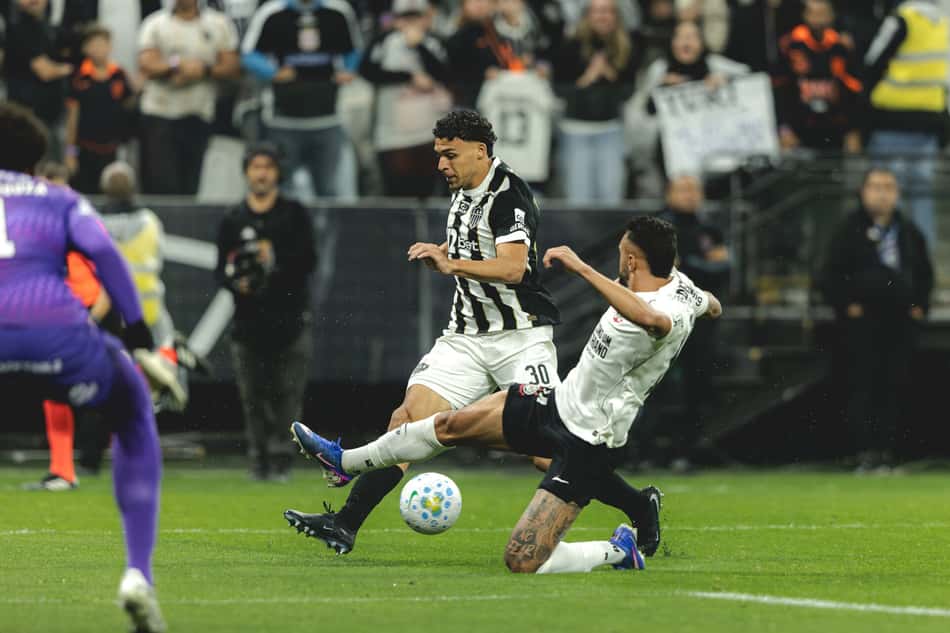 Corinthians marca no fim e vence o Atlético-MG pelo Brasileirão; dê suas notas