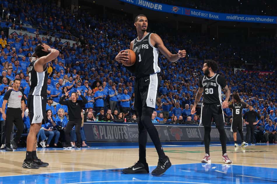 Wembanyama, dos Spurs, se prepara para arremessar lance livre no jogo 1 das finais do Oeste da NBA