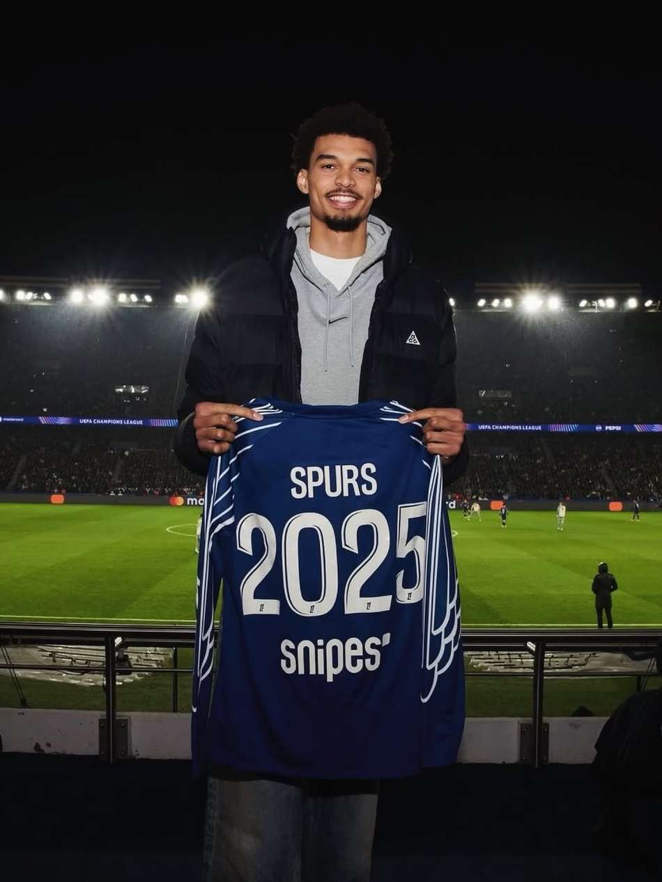 Wembanyama com a camisa do PSG (FOTO: Divulgação)