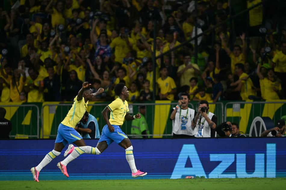 Vini Jr corre ao lado de Luiz Henrique para comemorar gol marcado pelo Brasil sobre o Panamá