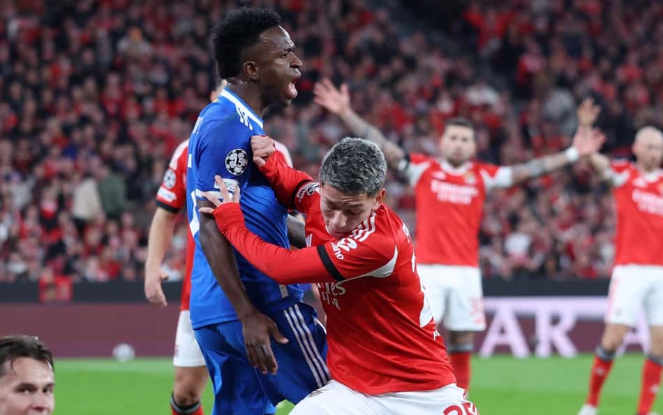 Vini Jr e Prestianni durante jogo entre Benfica e Real Madrid, pela Champions League