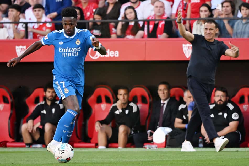 Vini Jr em ação com a bola em Sevilla x Real Madrid, pela 37ª rodada da La Liga