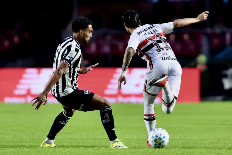 Vitinho e Ferreirinha em ação no duelo entre Botafogo e São Paulo no Morumbis