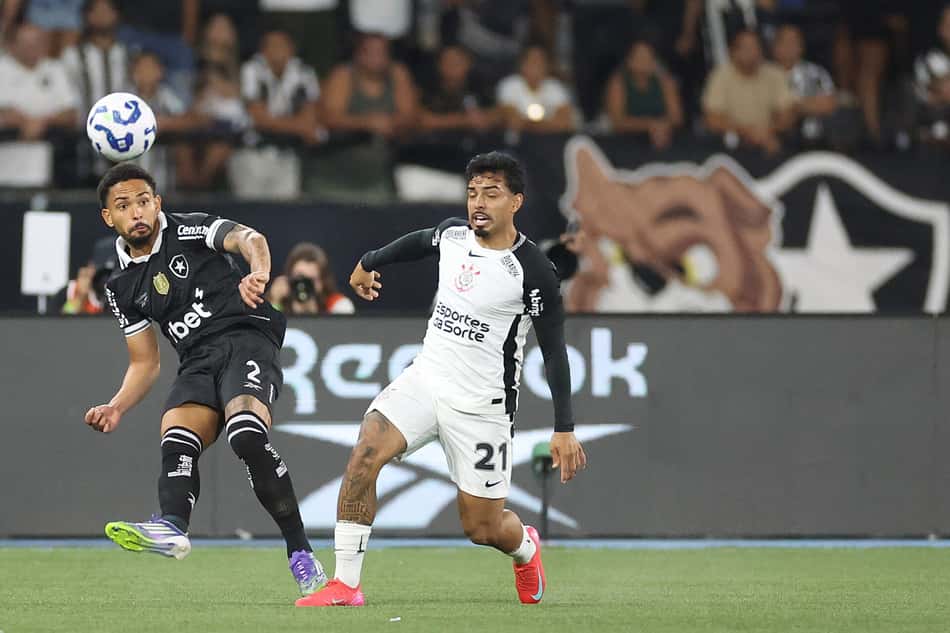 Vitinho e Matheus Bidu disputam bola durante Botafogo x Corinthians no Nilton Santos pelo Brasileião 2025