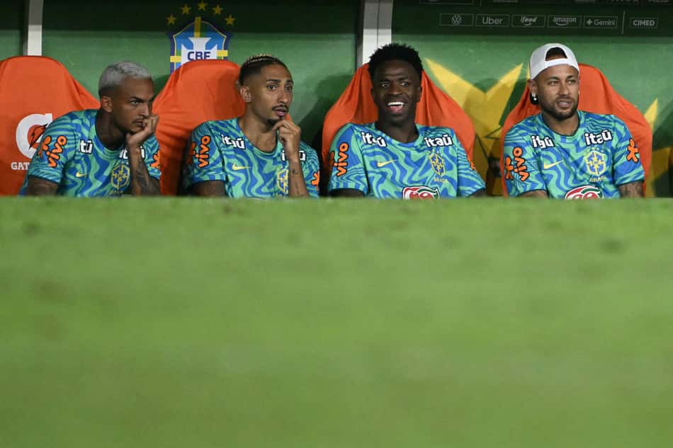 Wesley, Raphinha, Vini Jr e Neymar assistem ao segundo tempo de Brasil x Panamá do banco de reservas