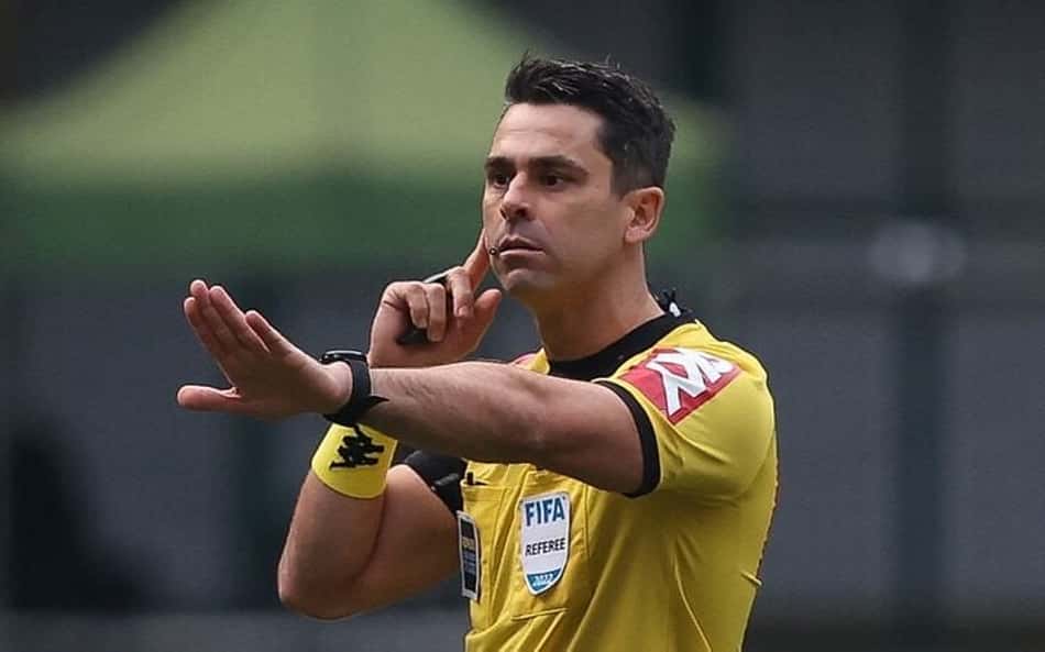 Decisão da arbitragem em Cruzeiro x Atlético-MG causa revolta: 'Inacreditável'