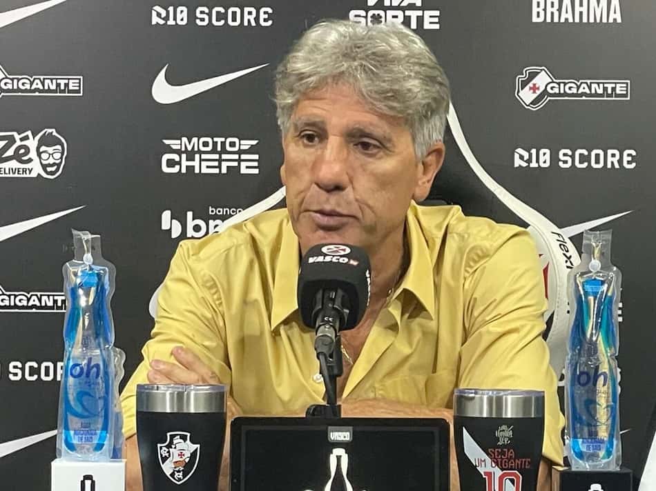 Rento Gaúcho de camisa social amarela durante coletiva do Vasco