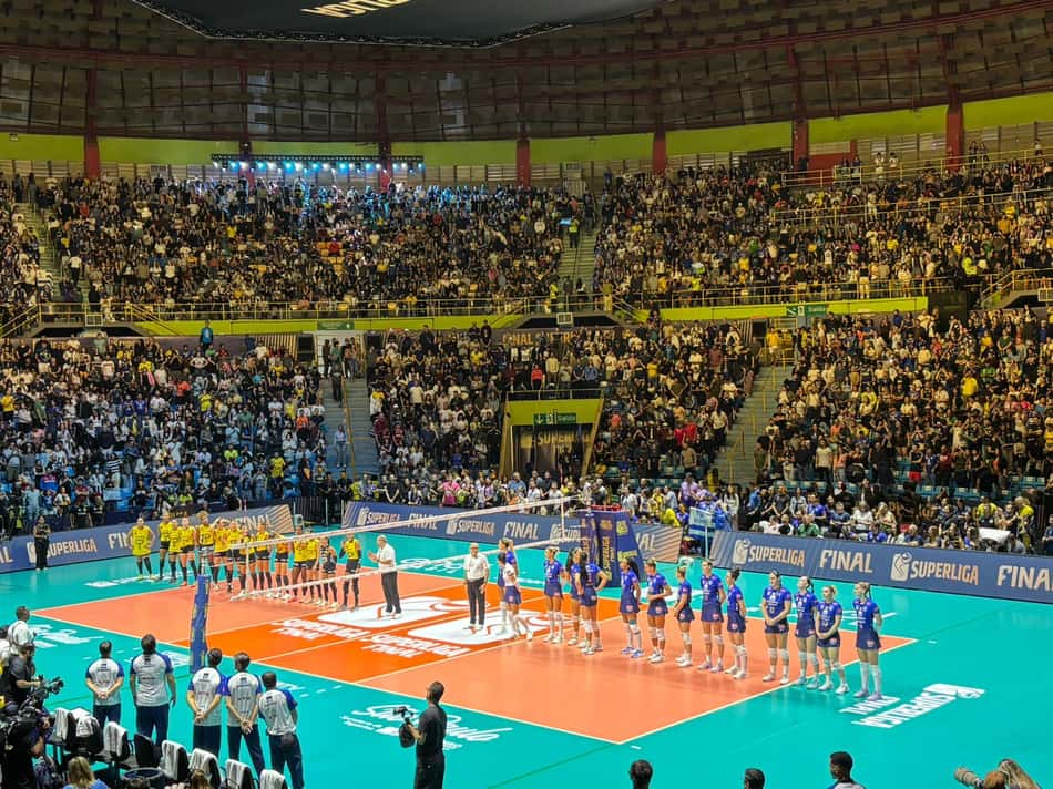 Jogadoras de Minas e Praia Clube perfiladas para o Hino Nacional (Foto: Beatriz Pinheiro/Lance!)