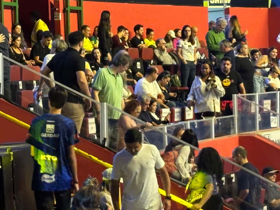 Técnico da seleção feminina, José Roberto Guimarães acompanha a final da Superliga no Ibirapuera (Foto: Beatriz Pinheiro/Lance!)