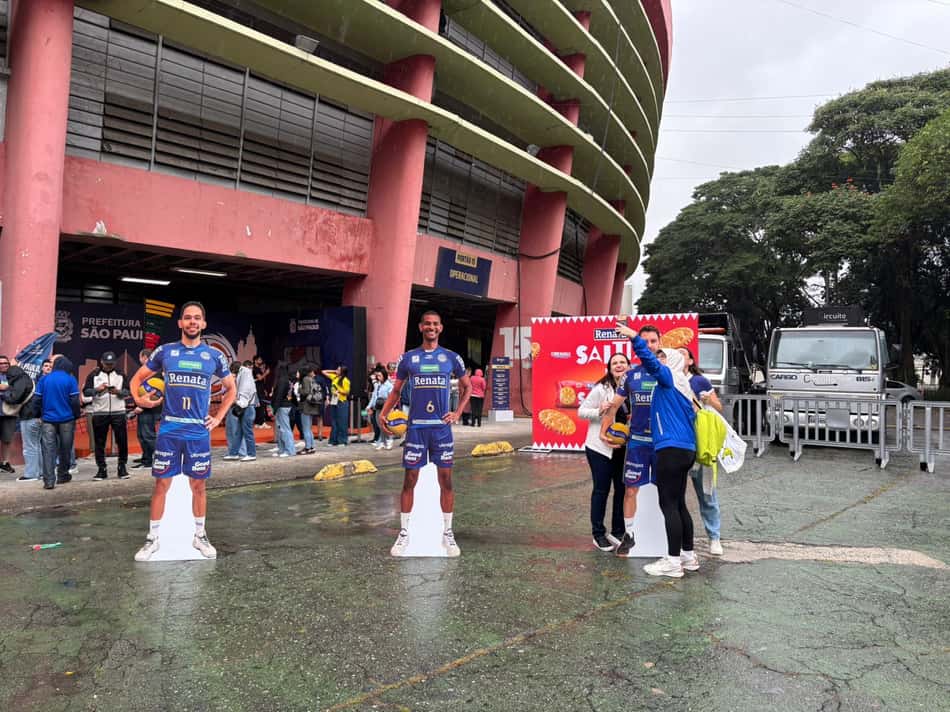 Torcedores tiram foto com Bruninho "de papelão" na entrada do Ginásio do Ibirapuera (Foto: Beatriz Pinheiro/ Lance!)