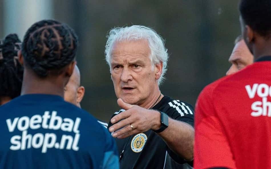 A um mês da Copa do Mundo, treinador de seleção pede demissão; entenda o motivo