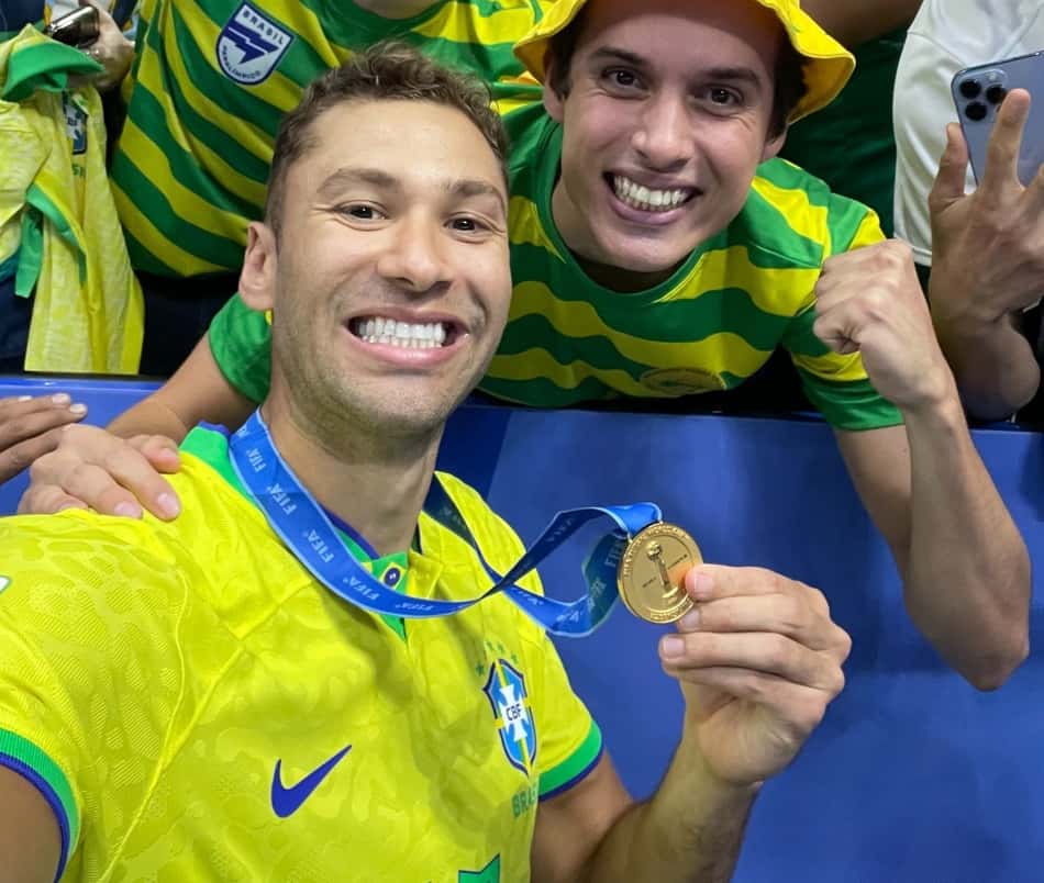 Lucas Callegari comemora o título do Brasil no futsal com o ala Pito, da Seleção Brasileira (Foto: Arquivo Pessoal)