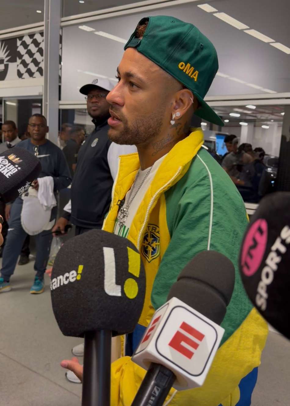 Neymar vestido com roupas das cores da bandeira do Brasil na saída da Neo Química Arena. (Foto: Juliana Yamaoka/ Lance!)
