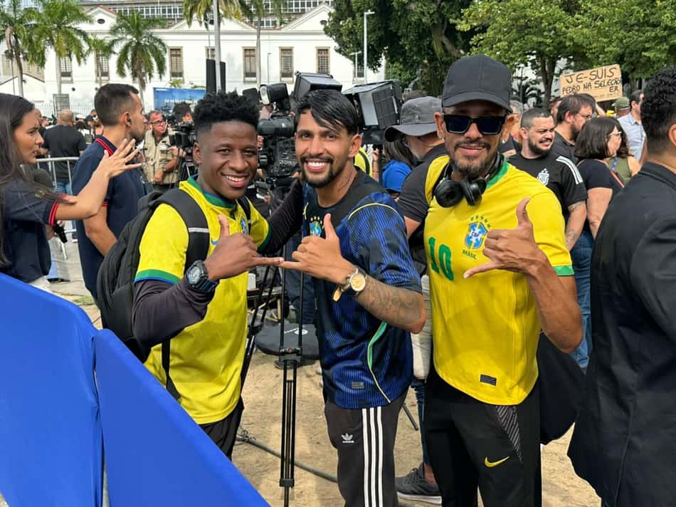 Sósias de Vini Jr., Paquetá e Neymar na espera pela convocação de Ancelotti (Foto: Lucas Bayer/ Lance!)