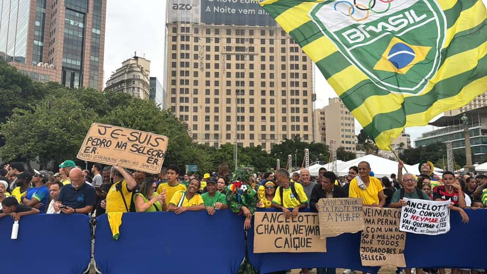 Torcida brasileira presente nos arredores do Museu de Amanhã para a convocação da Seleção Brasileira (Foto: Fernanda Gondim/ Lance!)
