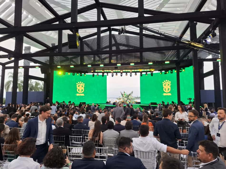 Palco onde Ancelotti anunciou a convocação da Seleção Brasileira para a Copa do Mundo (Foto: Marcio Dolzan / Lance!)