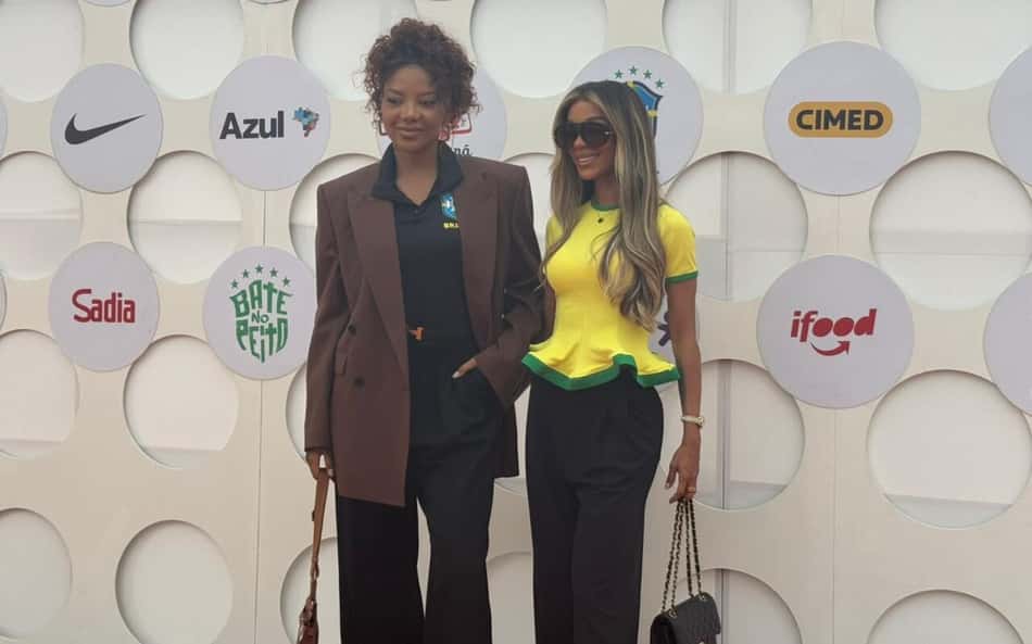 Ludmilla e Bruna Gonçalves apresentam música antes da convocação (Foto: Márcio Iannaca/Lance!)