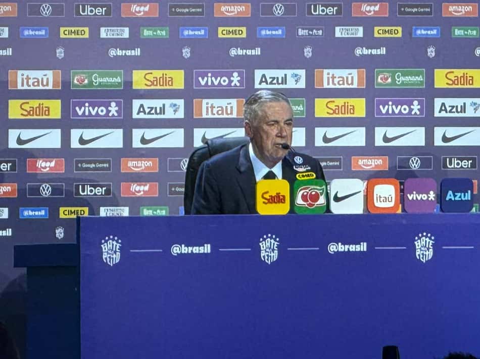 Ancelotti sentado na mesa da convocação