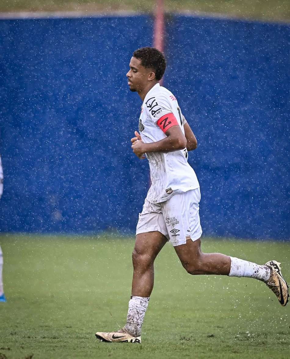 João Alencar atuando pelo Sub-20 do Santos. (Foto: Divulgação/ Santos FC)