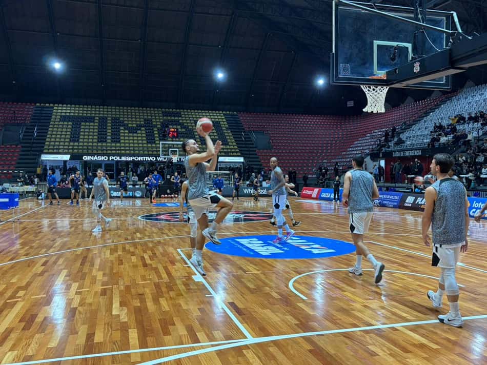 Corinthians e Pinheiros aquecem antes de duelo válido pela semifinal do NBB 