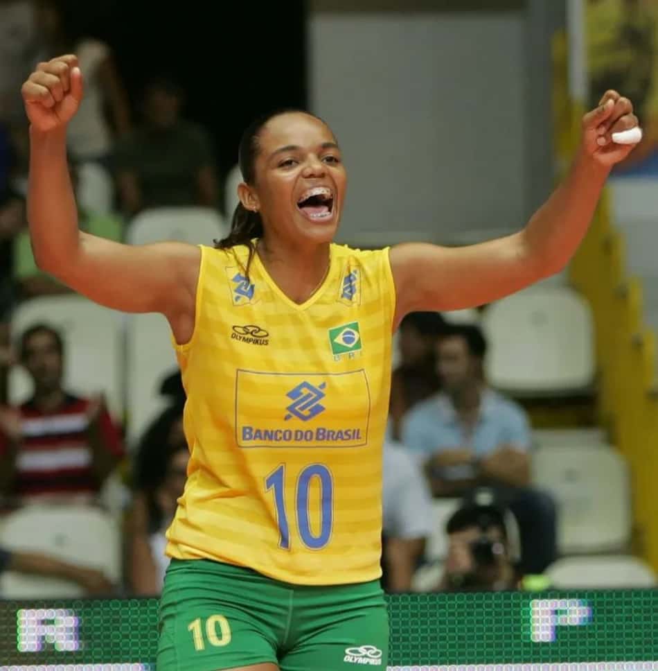 Sassá, campeã olímpica em Pequim 2008, em ação pela Seleção Brasileira Feminina de Vôlei (Foto: Reprodução/Instagram)