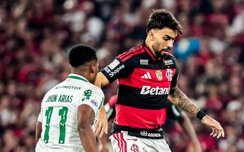 Lance de Paquetá em Flamengo x Palmeiras incomoda torcedores: 'Assim não'