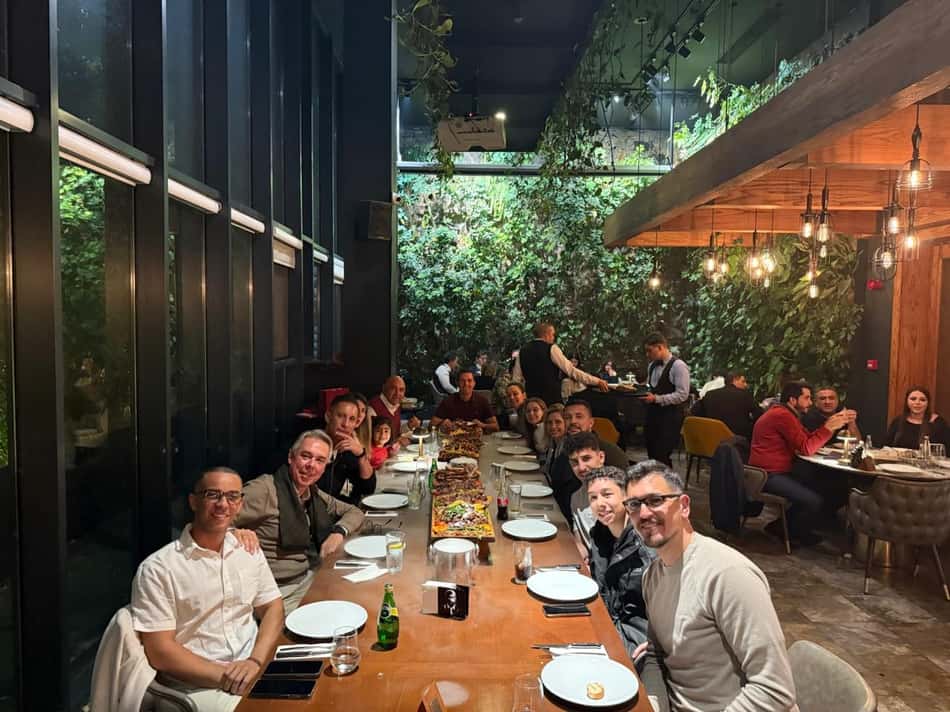 Osmar Loss, ex-técnico do Persépolis, do Irã, com amigos em restaurante em Teerã (Arquivo Pessoal)