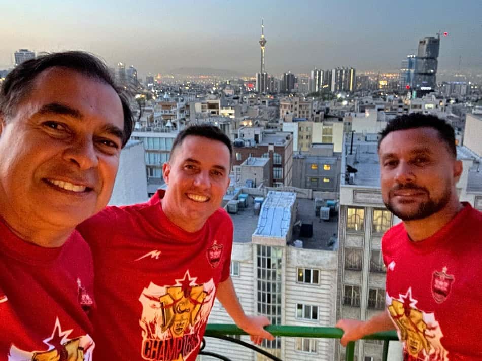 Osmar Loss na sacada do seu apartamento em Teerã com membros da comissão técnica do Persépolis (Arquivo pessoal)