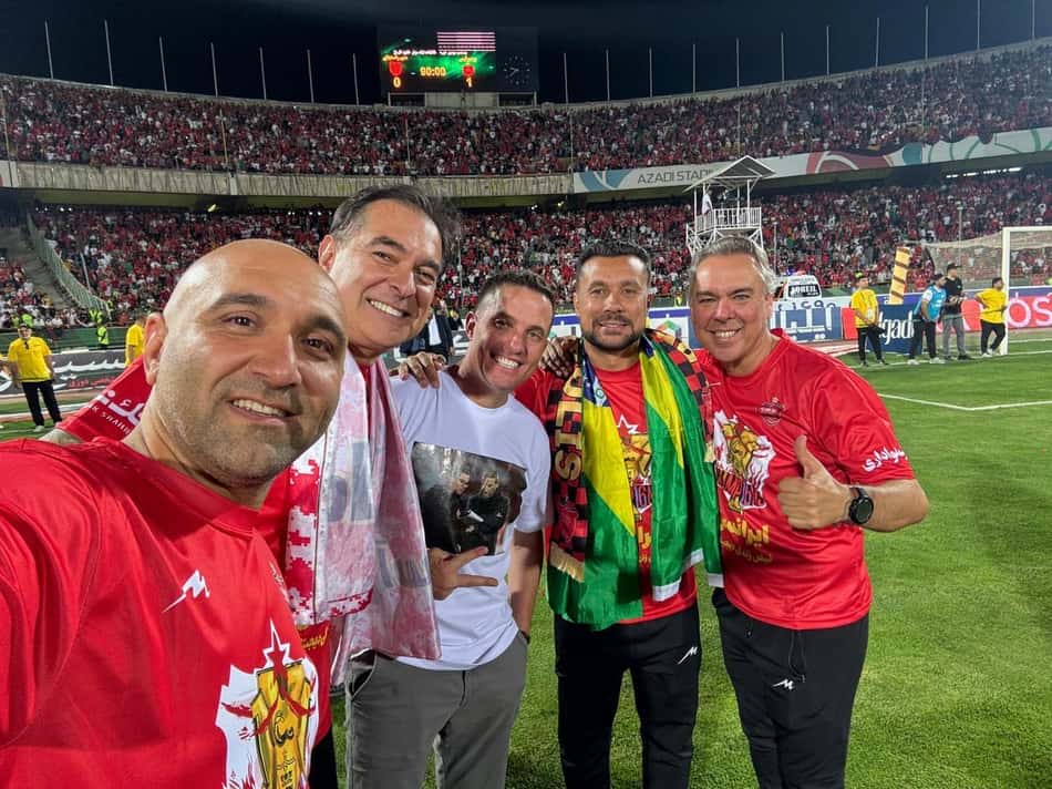 Osmar Loss e comissão técnica no Estádio Azadi após título do Persepolis, do Irã, na temporada 2023/34 (Arquivo pessoal)