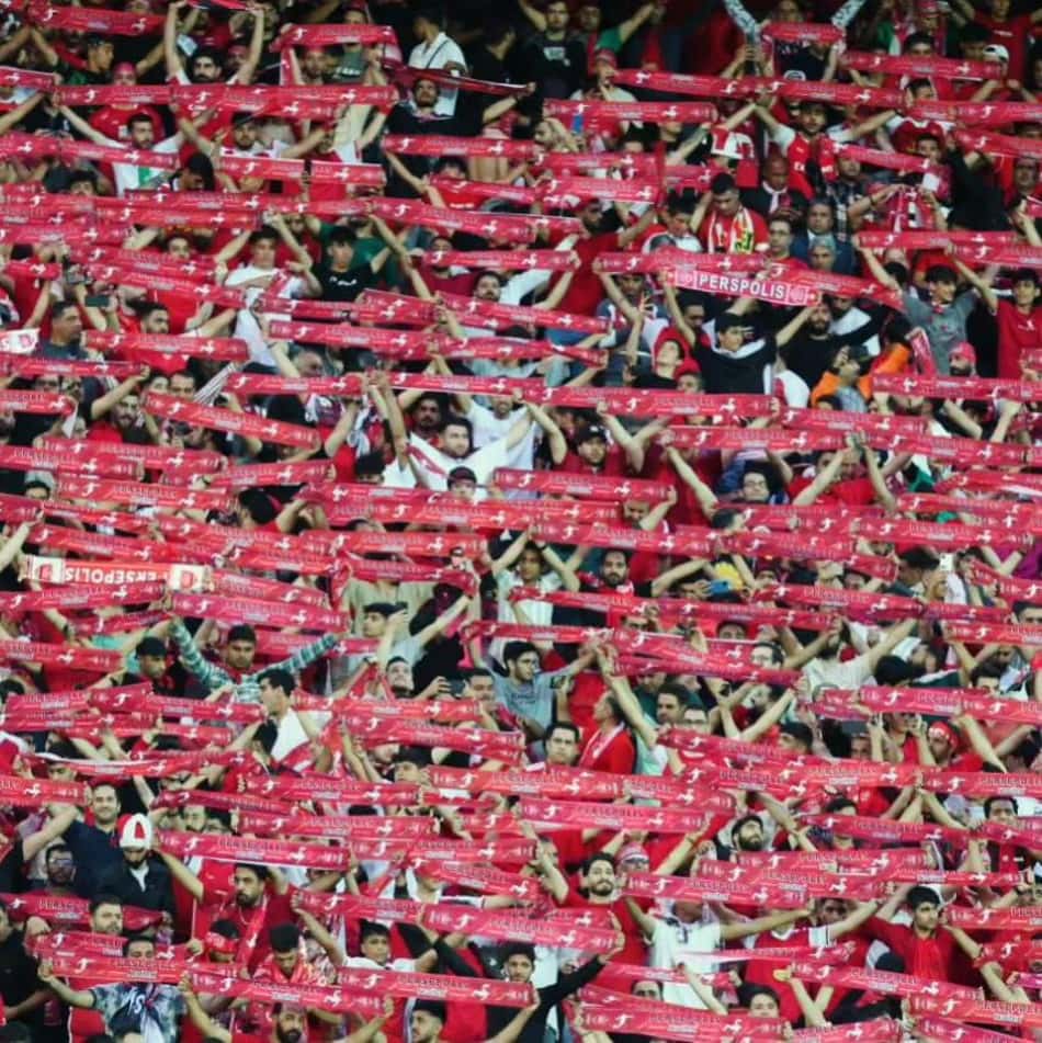 Torcida do Persépolis no Estádio Azadi, em Teerã (Divulgação)