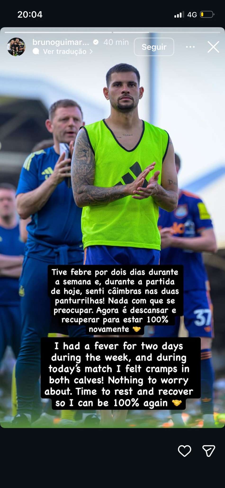 Bruno Guimarães usando apenas um colete verde e aplaudindo a torcida.