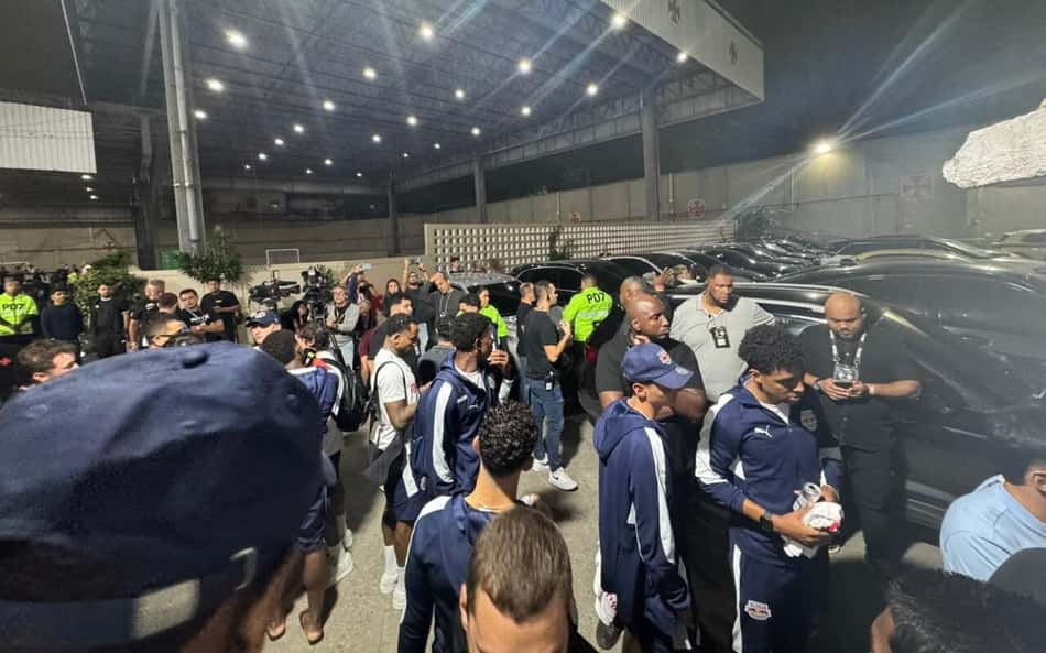 Clima em São Januário fica hostil após derrota para o Bragantino