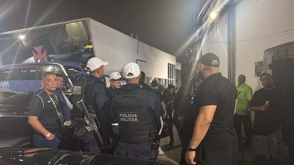 Agentes da polícia militar auxiliando no escoltamento dos jogadores do Bragantino 
