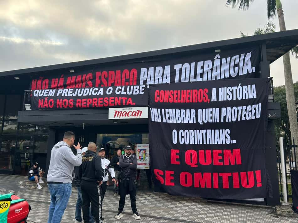 Faixas no entorno do Parque São Jorge (Foto: Guilherme Lesnok/LANCE!)