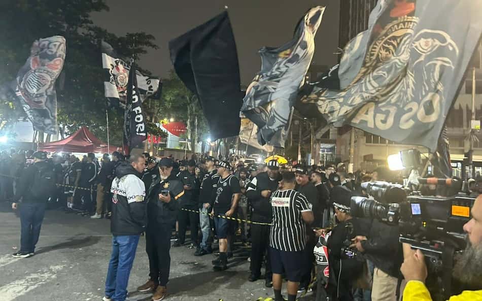 Corinthians: protestos e forte esquema policial marcam reunião para possível expulsão de Andrés Sanchez
