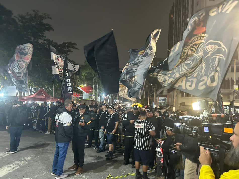 Torcida do Corinthians protesta em frente ao Parque São Jorge (Foto: Guilherme Lesnok/LANCE!)