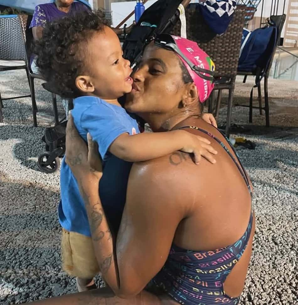 Kaleu acompanha a rotina da mãe, Etiene Medeiros, nas piscinas