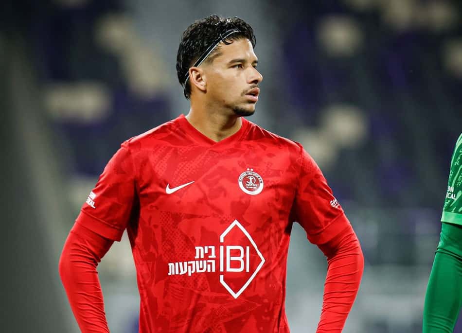 Chico em ação pelo Hapoel Tel Aviv: zagueiro brasileiro foi um dos pilares defensivos da equipe na temporada 2025/2026 (Foto: Divulgação)