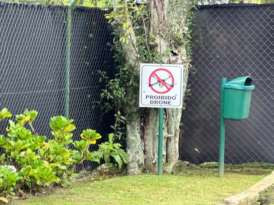 Placa com sinal de proibicação de levantar voo com drones na Granja Comary (Foto: Lucas Bayer)