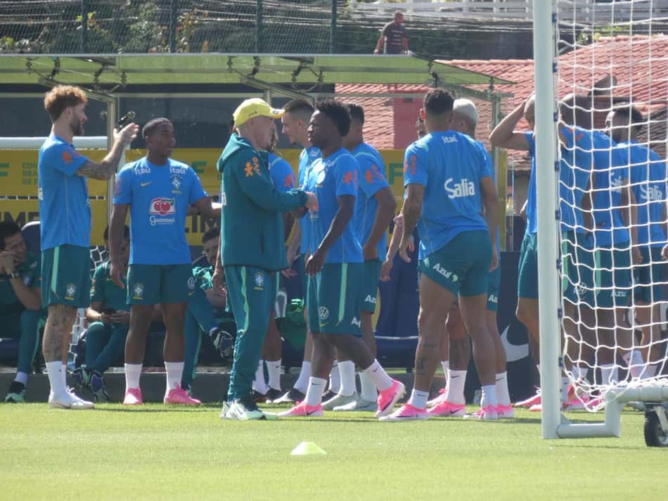 Ancelotti, Viniícius Jr e os demais jogadores da Seleção em campo na Granja Comary