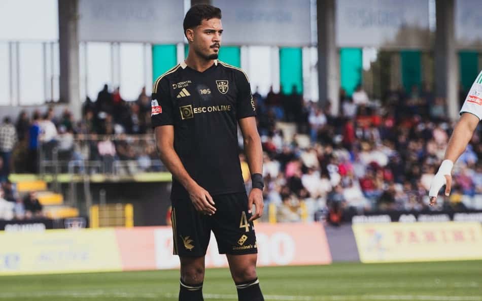 Ex-Botafogo brilha na Europa e celebra resultado da temporada