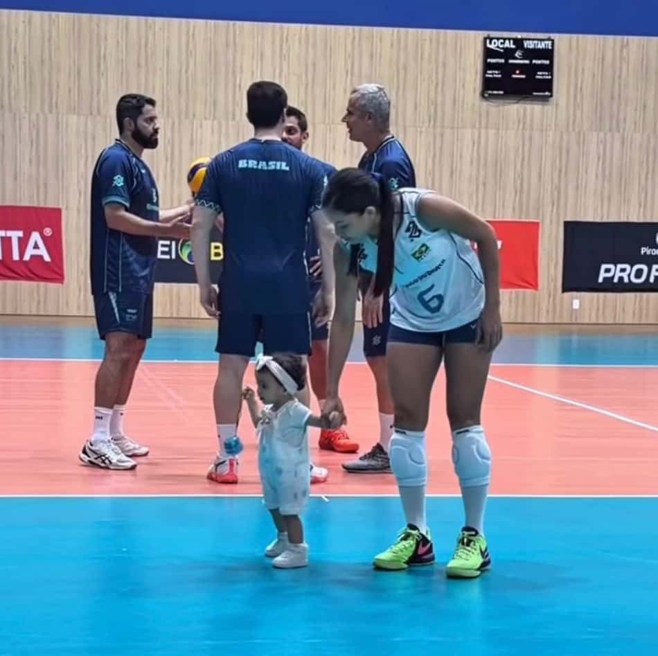 Nyeme e a filha, Antonella, juntas, no Centro de Desenvolvimento de Voleibol, em Saquarema (Foto: Reprodução/Instagram)