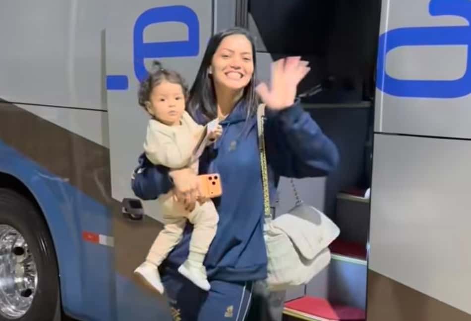 Nyeme deixa ônibus da delegação brasileira em Brasília com a filha no colo (Foto: Reprodução/CBV)