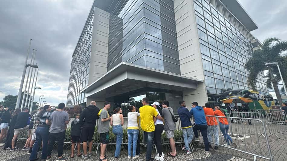 Torcedores na frente do Hotel Hilton no aguardo da Seleção Brasileira (Foto: Fernanda Gondim / Lance!)