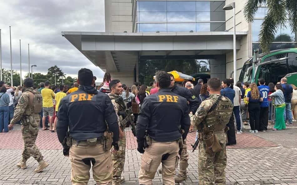 Torcedores cercam hotel da Seleção Brasielira na Barra e apostam em vitória contra o Panamá