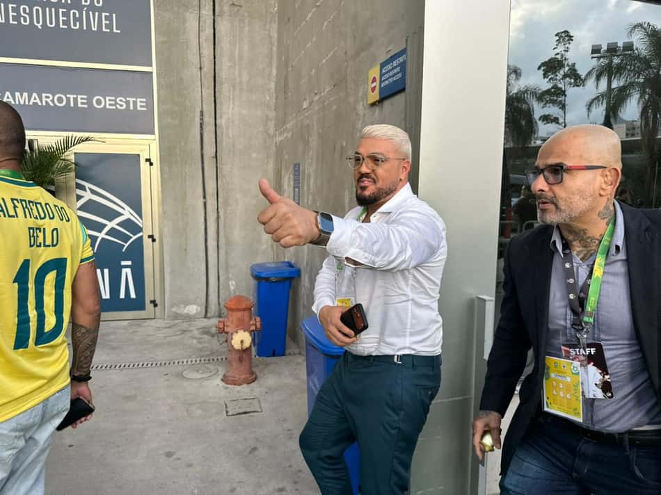 Cantor Belo chega ao Maracanã para assistir Brasil x Panamá (Foto: Lucas Bayer)