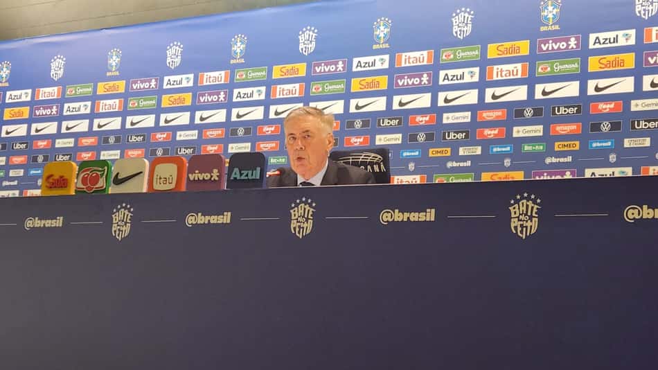 Ancelotti durante a coletiva de imprensa da Seleção (Foto: Márcio Iannacca)