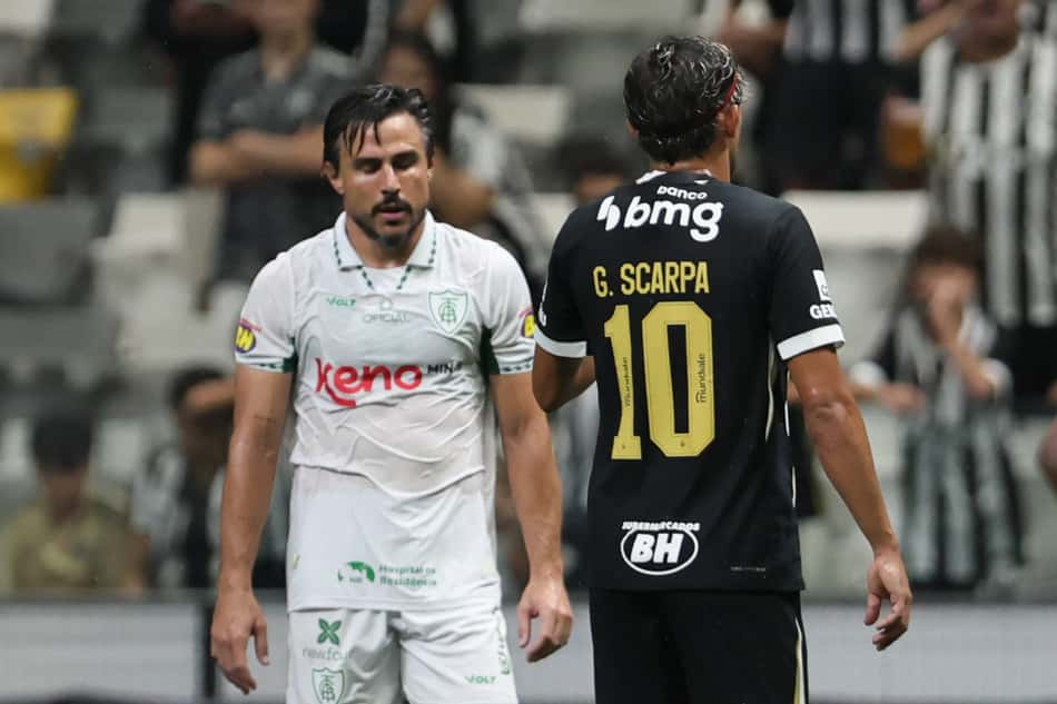 Willian Bigode e Scarpa em encontro durante Atlético-MG e América-MG